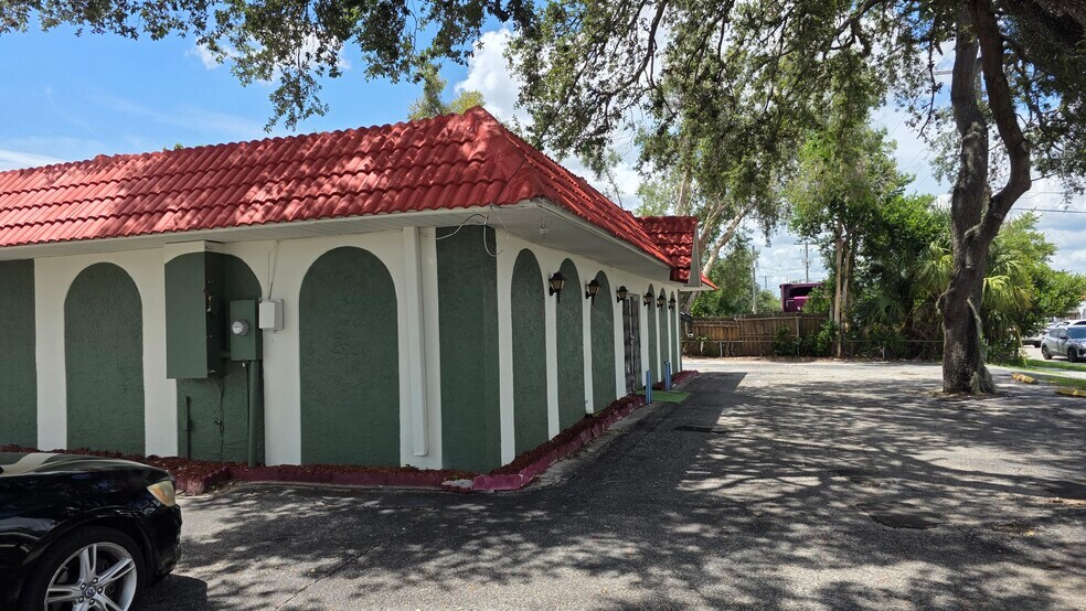 7102 N Armenia Ave, Tampa, FL à louer - Photo de l’immeuble – Image 3 sur 14