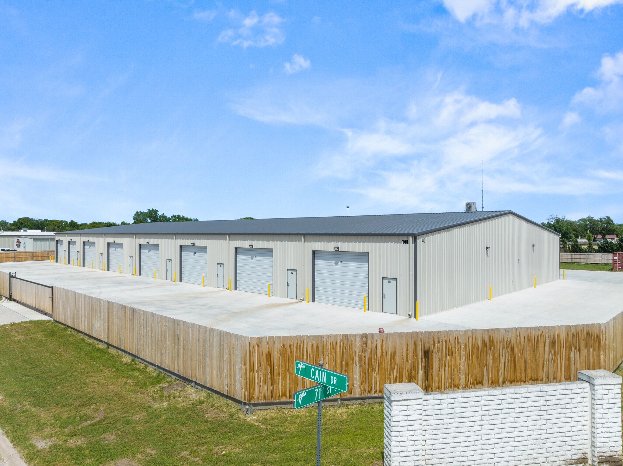 140 Cain Dr, Haysville, KS à vendre Photo principale– Image 1 sur 14