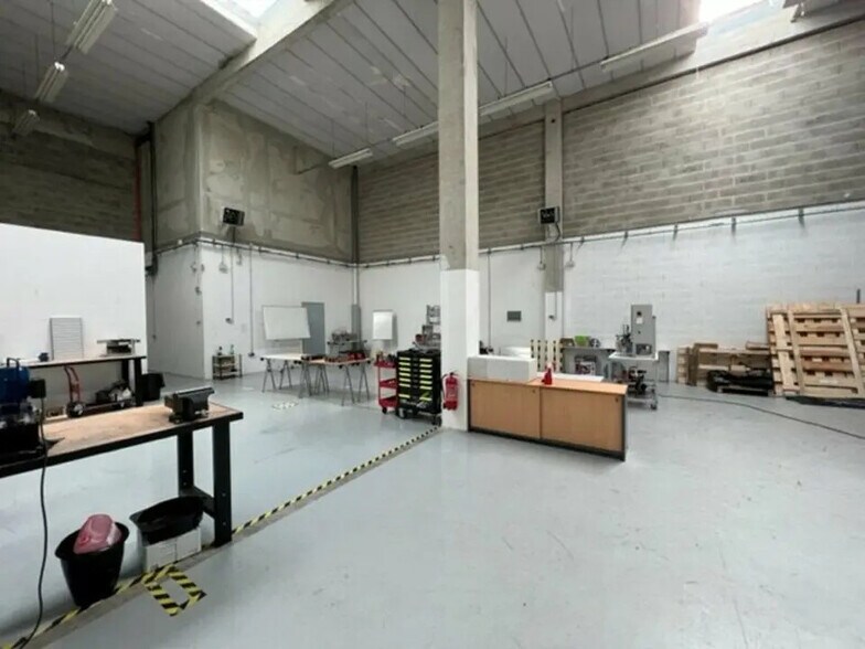 Local d’activités dans Émerainville à louer - Photo de l’immeuble – Image 1 sur 7