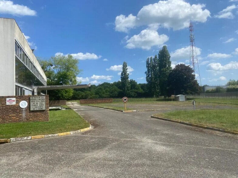 Local commercial dans Épernon à louer - Photo de l’immeuble – Image 1 sur 2