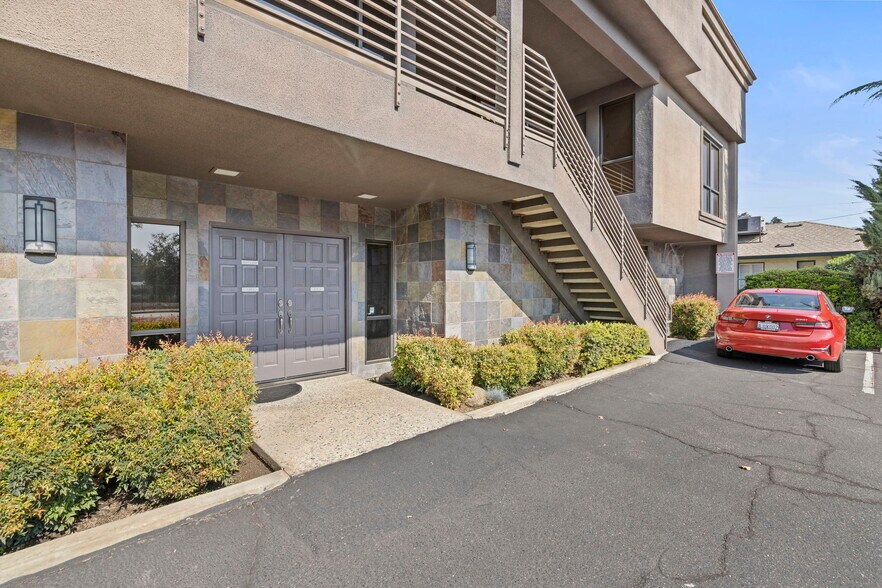 1606 W Mineral King Ave, Visalia, CA à vendre - Photo de l’immeuble – Image 3 sur 50