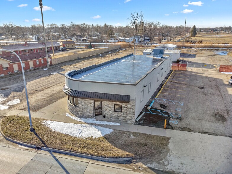 32413 Michigan Ave, Wayne, MI à vendre - Aérien – Image 1 sur 39