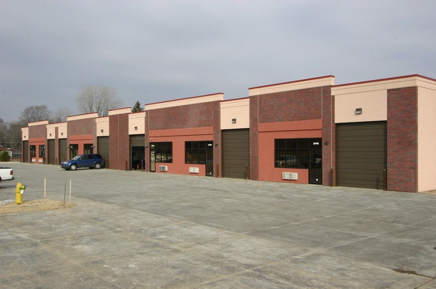 2717-2761 Delaney Rd, Waukegan, IL à louer - Photo de l’immeuble – Image 2 sur 2