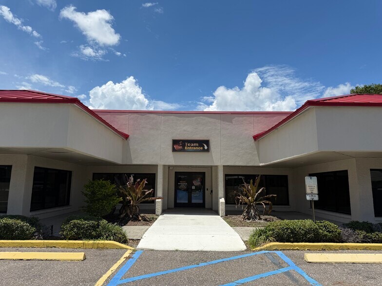 5015 W Waters Ave, Tampa, FL à louer - Photo de l’immeuble – Image 1 sur 5