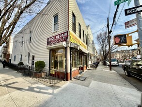 6601 Forest Ave, Ridgewood, NY à louer Photo de l’immeuble– Image 1 sur 6