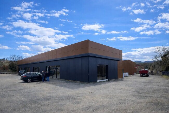 Plus de détails pour Local commercial à louer