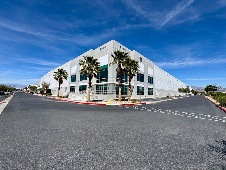 5245 N Sloan Ln, Las Vegas, NV à louer - Photo principale – Image 1 sur 6
