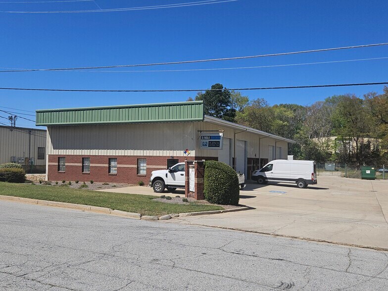 Value Add Small Bay Indus 12,000 SF portefeuille de 2 biens à vendre sur LoopNet.fr - Photo de l’immeuble – Image 2 sur 15