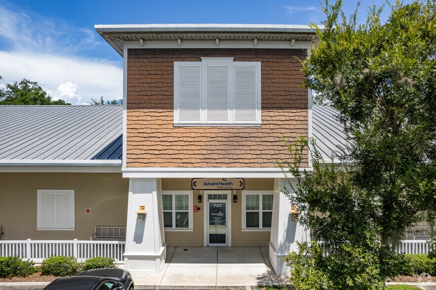 733 & 737 County Road 466, Lady Lake, FL à vendre - Photo de l’immeuble – Image 2 sur 8