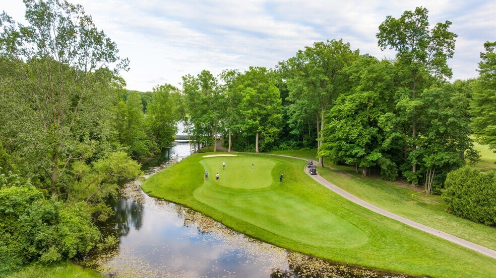 7165 Sashabaw Rd, Clarkston, MI à vendre - Photo de l’immeuble – Image 3 sur 11