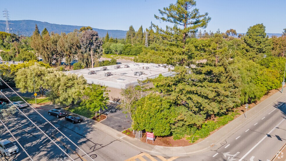 300 Pioneer Way, Mountain View, CA à vendre - Photo de l’immeuble – Image 3 sur 6