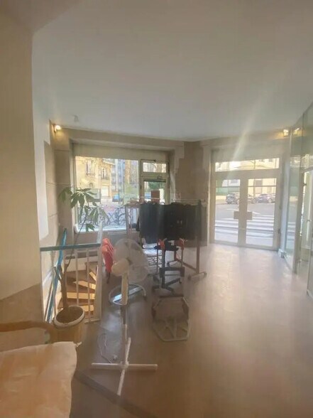 Local commercial dans Paris à louer - Photo de l’immeuble – Image 3 sur 7