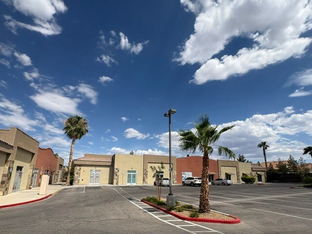 2065 E Windmill Ln, Las Vegas, NV à louer Photo de l’immeuble– Image 1 sur 7