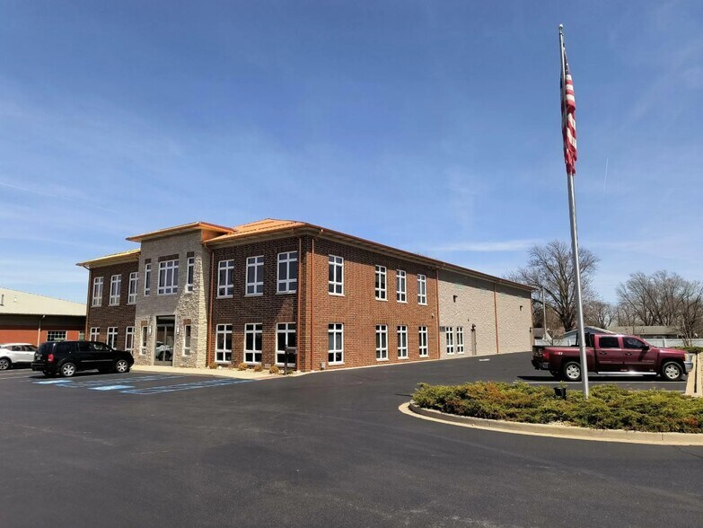 530 N Indiana Ave, Crown Point, IN à louer - Photo de l’immeuble – Image 1 sur 13