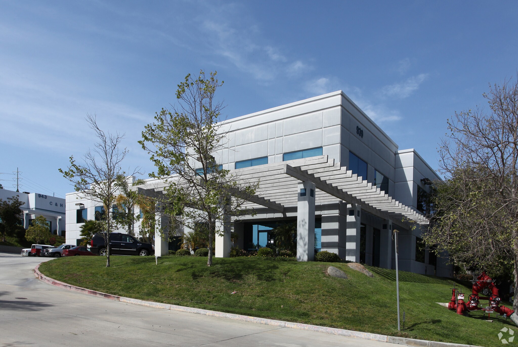 939 S Andreasen Dr, Escondido, CA à louer Photo principale– Image 1 sur 4