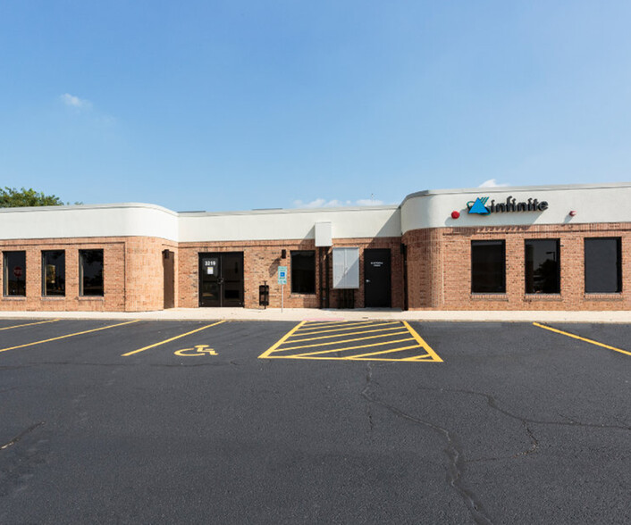 3205 N Wilke Rd, Arlington Heights, IL à louer - Photo de l’immeuble – Image 3 sur 7
