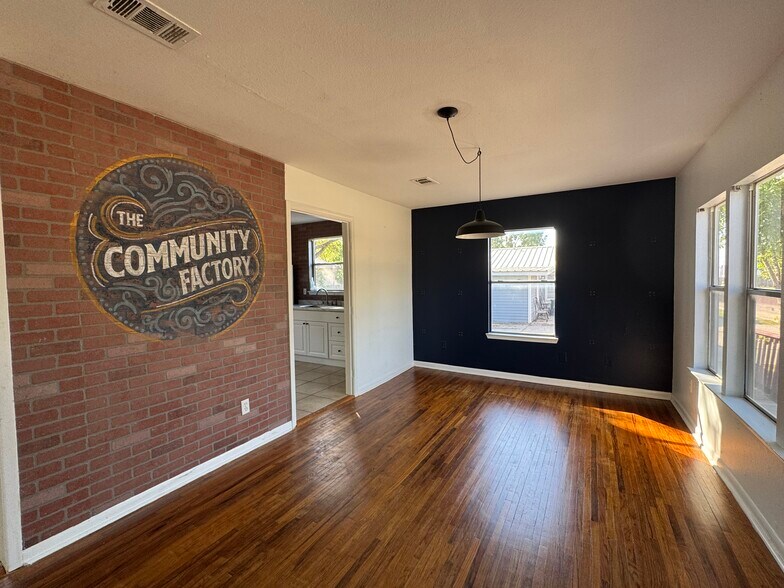 204 West Street, Hutto, TX à louer - Photo de l’immeuble – Image 3 sur 16