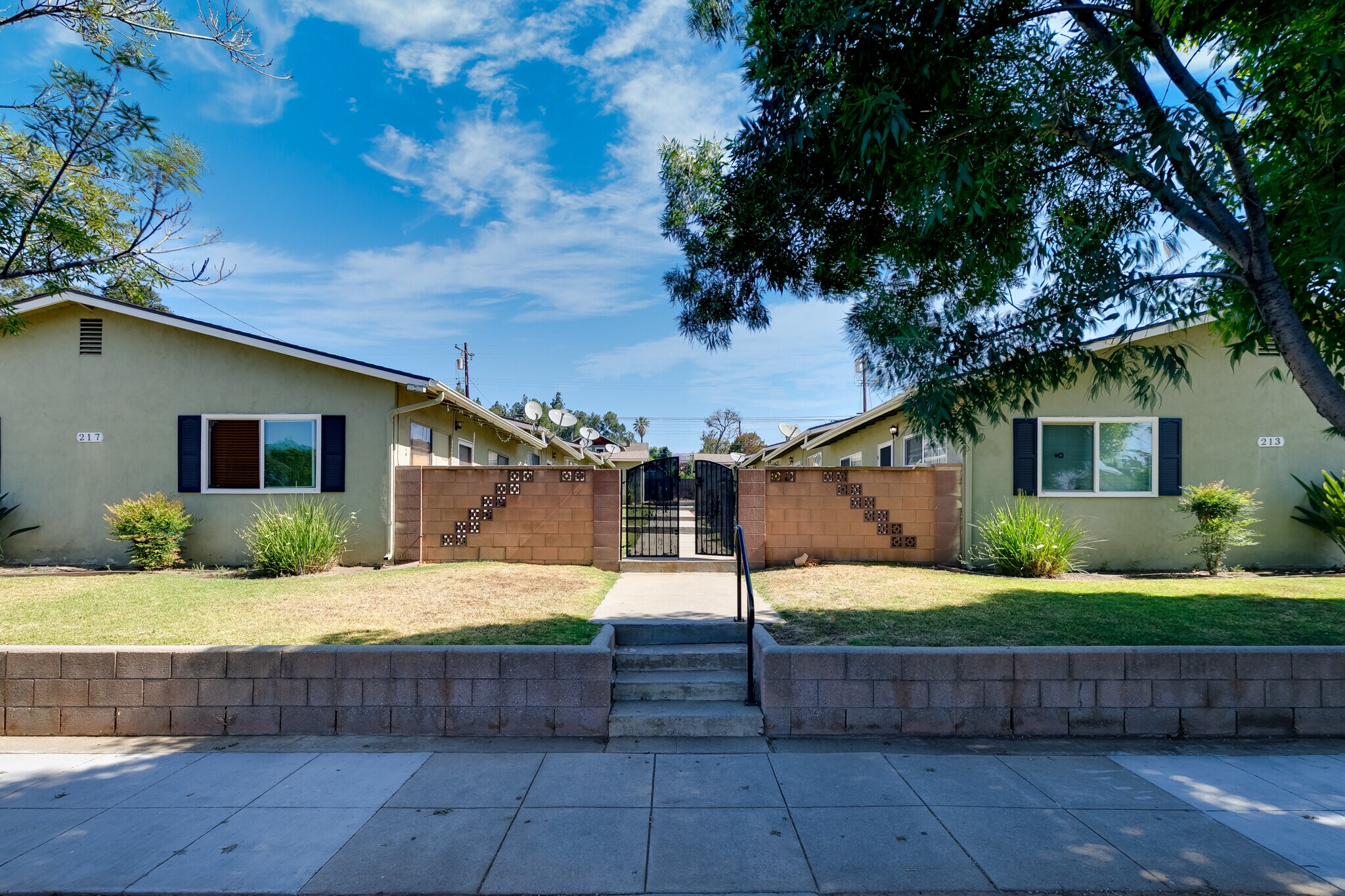 213 W 4th St, San Dimas, CA à vendre Photo principale– Image 1 sur 17