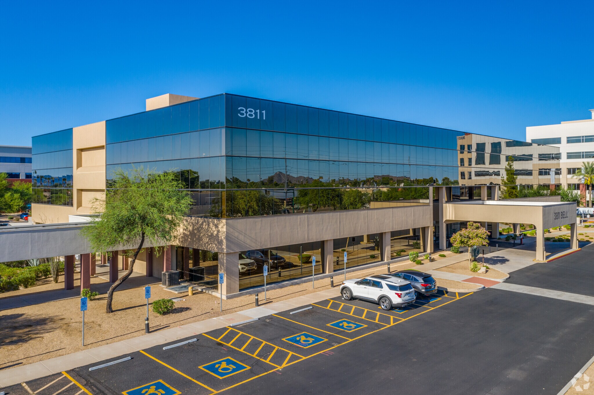 3811 E Bell Rd, Phoenix, AZ à louer Photo principale– Image 1 sur 17