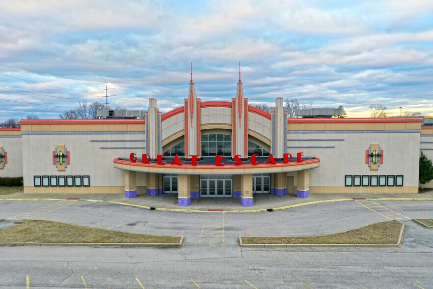 951 B E Lewis And Clark Pky, Clarksville, IN à vendre - Photo de l’immeuble – Image 2 sur 30