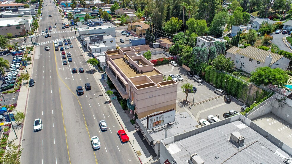 21506 Ventura Blvd, Woodland Hills, CA à louer - Photo de l’immeuble – Image 3 sur 9