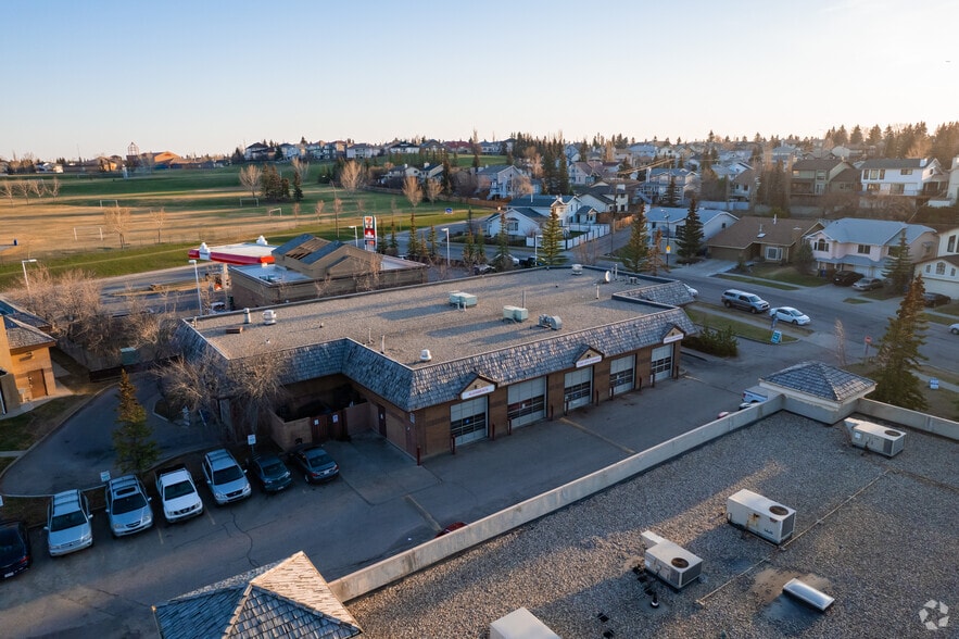 217 Hawksbrow Dr NW, Calgary, AB à vendre - Aérien – Image 3 sur 7