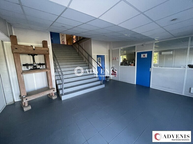 Bureau dans Ambarès-et-Lagrave à louer - Hall d’entrée – Image 2 sur 10
