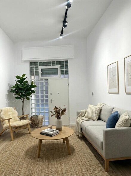 Immeuble residentiel dans Barcelone, Barcelona à vendre - Photo principale – Image 1 sur 3