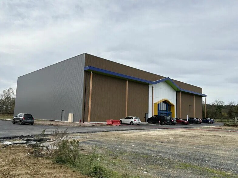 Local commercial dans Virsac à louer - Photo de l’immeuble – Image 3 sur 14