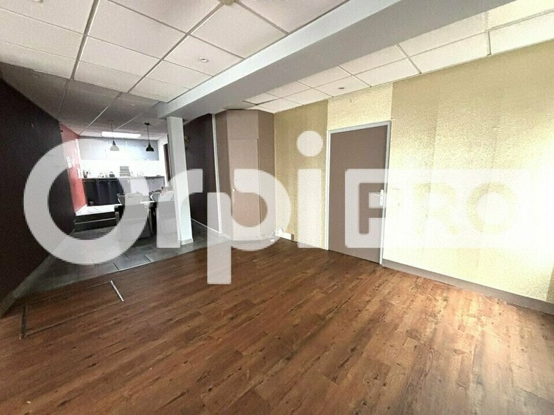 Local d'activités dans Beauvais à vendre - Photo de l’immeuble – Image 3 sur 14