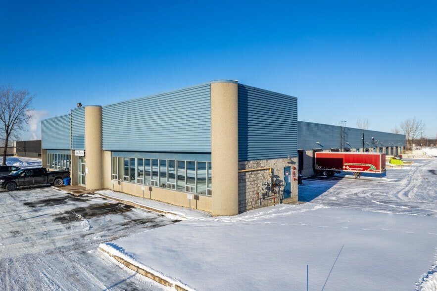 601-631 Rue Bériault, Longueuil, QC à louer - Photo principale – Image 1 sur 6