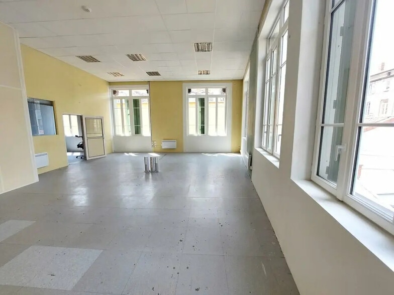 Bureau dans Clermont-Ferrand à louer - Photo de l’immeuble – Image 3 sur 12