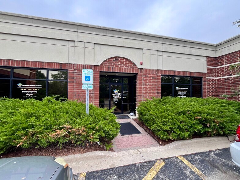 235 Remington Blvd, Bolingbrook, IL à louer - Photo de l’immeuble – Image 1 sur 8
