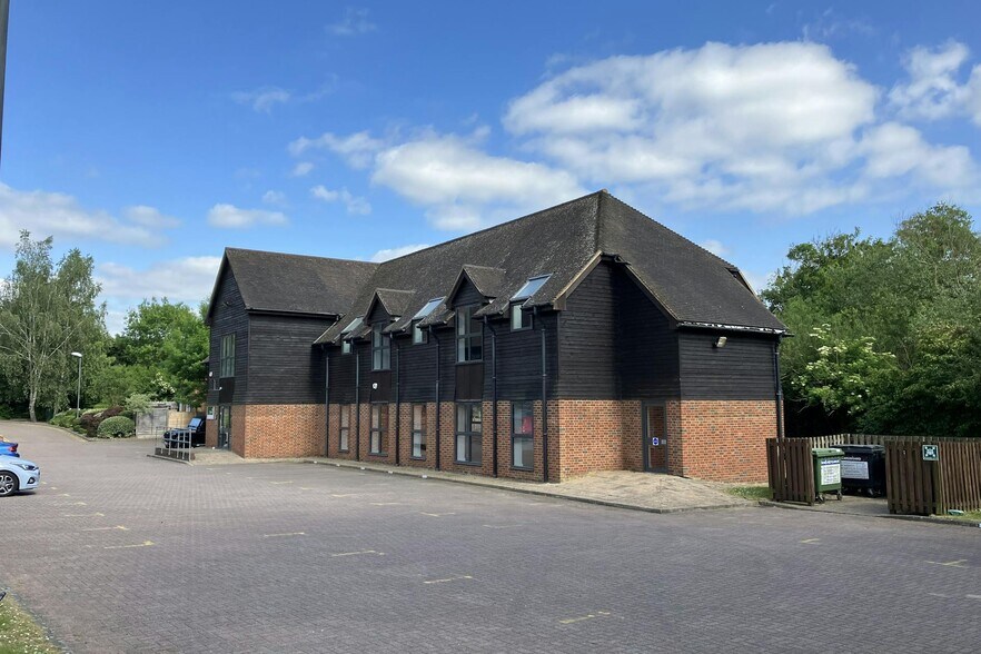 Old Woking Rd, Old Woking à louer - Photo de l’immeuble – Image 1 sur 1