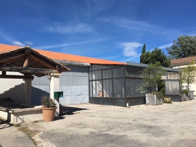 Local d'activités dans Mormoiron à vendre - Photo de l’immeuble – Image 1 sur 8