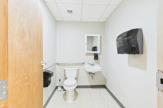 174 Armistice Blvd, Pawtucket, RI à louer Photo intérieure– Image 1 sur 17