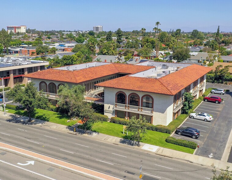 17621 Irvine Blvd, Tustin, CA à louer - Photo de l’immeuble – Image 1 sur 12