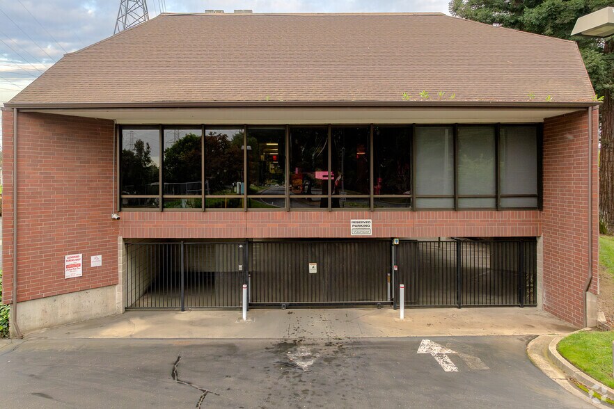 2335 American River Dr, Sacramento, CA à louer - Photo de l’immeuble – Image 3 sur 18