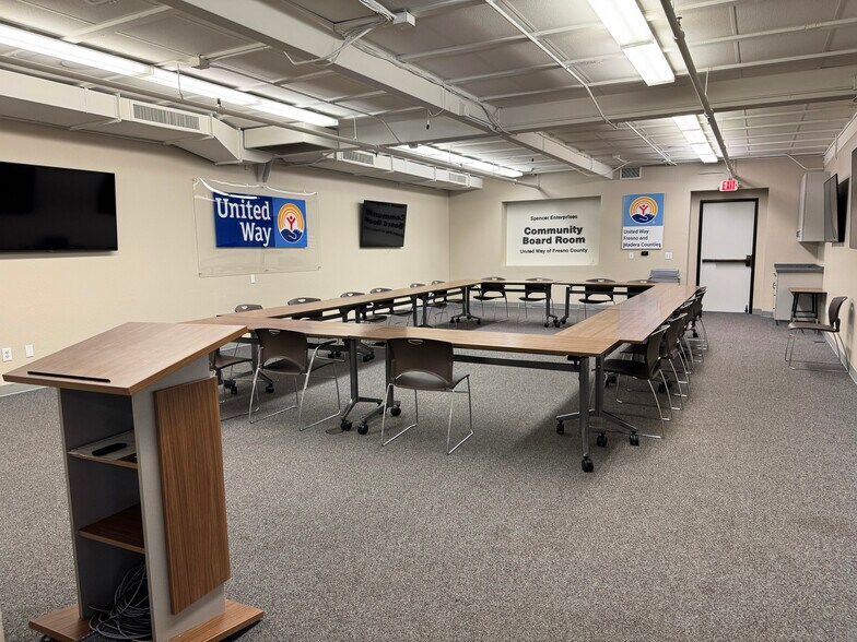 4949 E Cesar Chavez Blvd, Fresno, CA à louer - Photo de l’immeuble – Image 1 sur 17