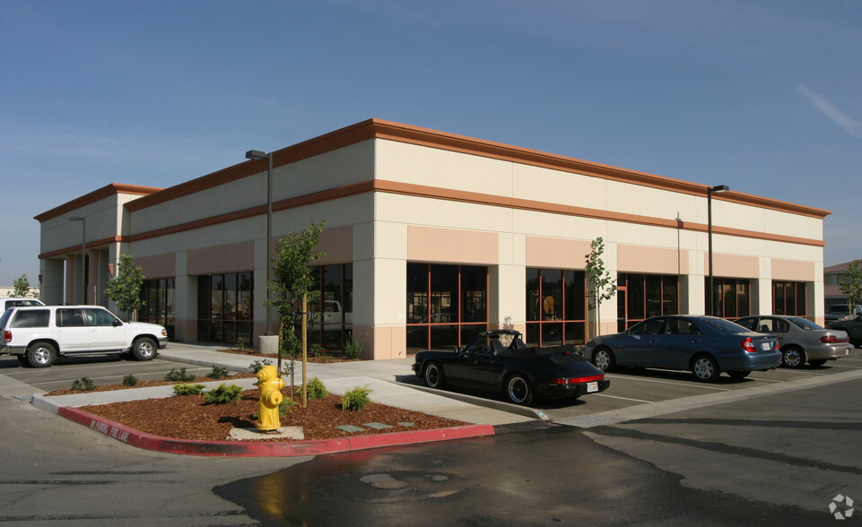 2208 Plaza Dr, Rocklin, CA à louer - Photo de l’immeuble – Image 2 sur 9