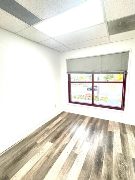 121 W Whittier Blvd, La Habra, CA à louer - Photo intérieure – Image 3 sur 21