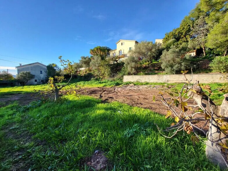 Local d'activités dans Solliès-Ville à vendre - Photo de l’immeuble – Image 2 sur 5