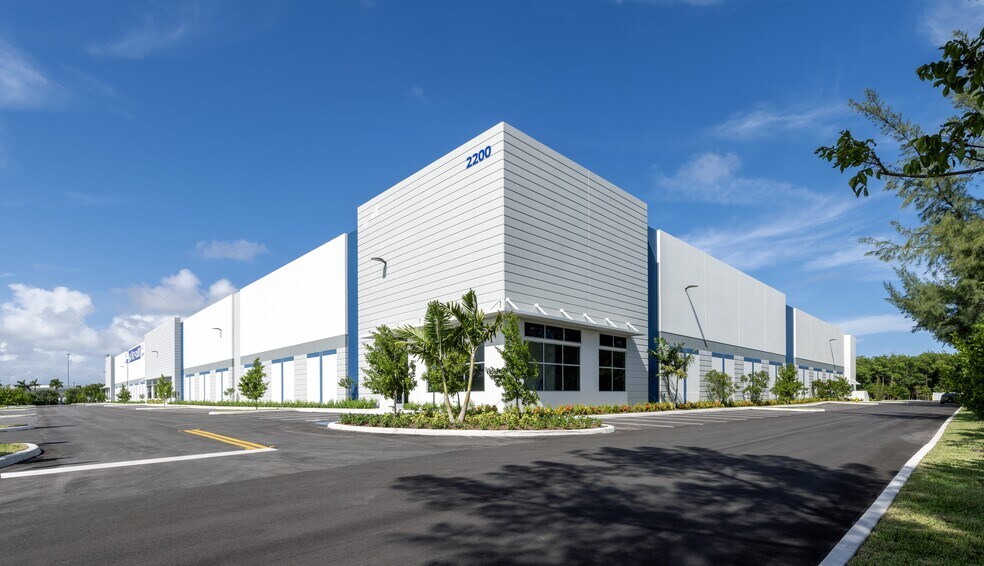 2200 NE 7th Ave, Dania Beach, FL à louer - Photo de l’immeuble – Image 1 sur 9
