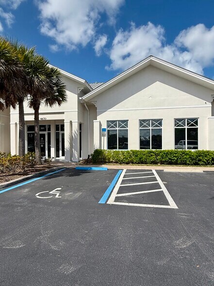 4660 Cardinal Way, Naples, FL à louer - Photo de l’immeuble – Image 3 sur 14