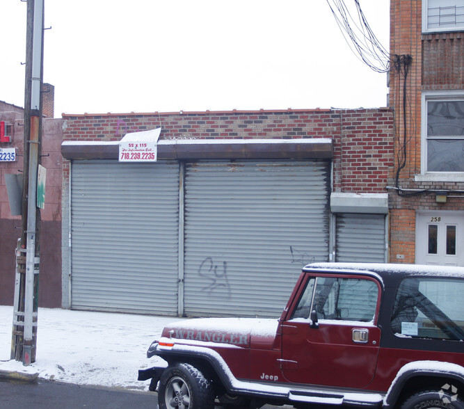 260 Soundview Ave, Bronx, NY à vendre - Photo principale – Image 1 sur 3