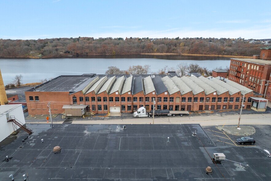 727 School St, Pawtucket, RI à louer - Photo principale – Image 1 sur 28