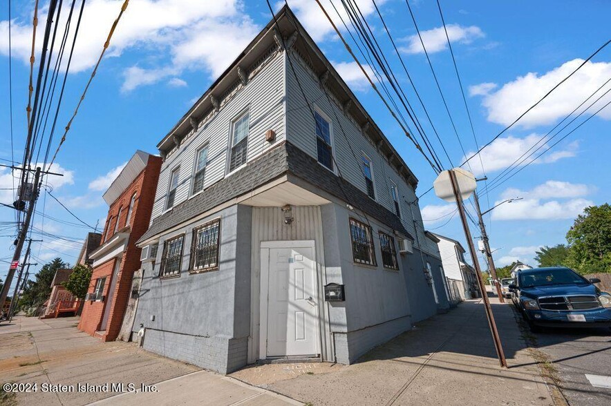 110 Van Pelt Ave, Staten Island, NY à louer - Photo de l’immeuble – Image 1 sur 5