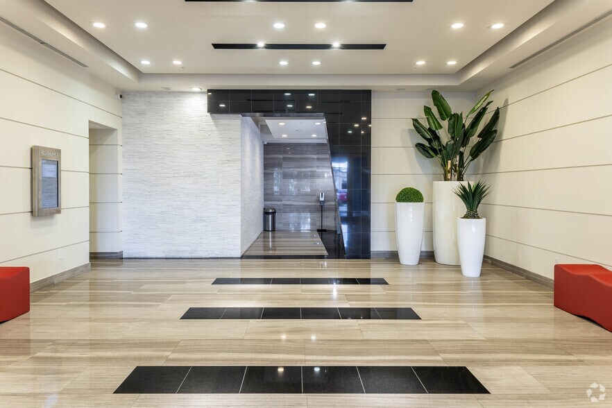 3905 NW 107th Ave, Doral, FL à louer - Hall d’entrée – Image 3 sur 23