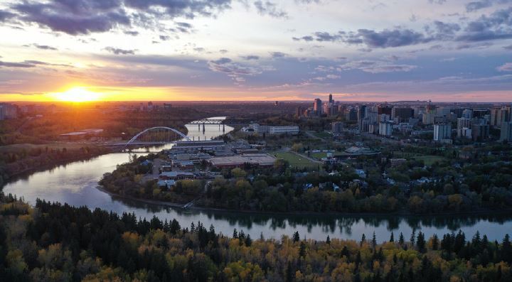 Saskatchewan Dr NW, Edmonton, AB à vendre - Aérien – Image 1 sur 5