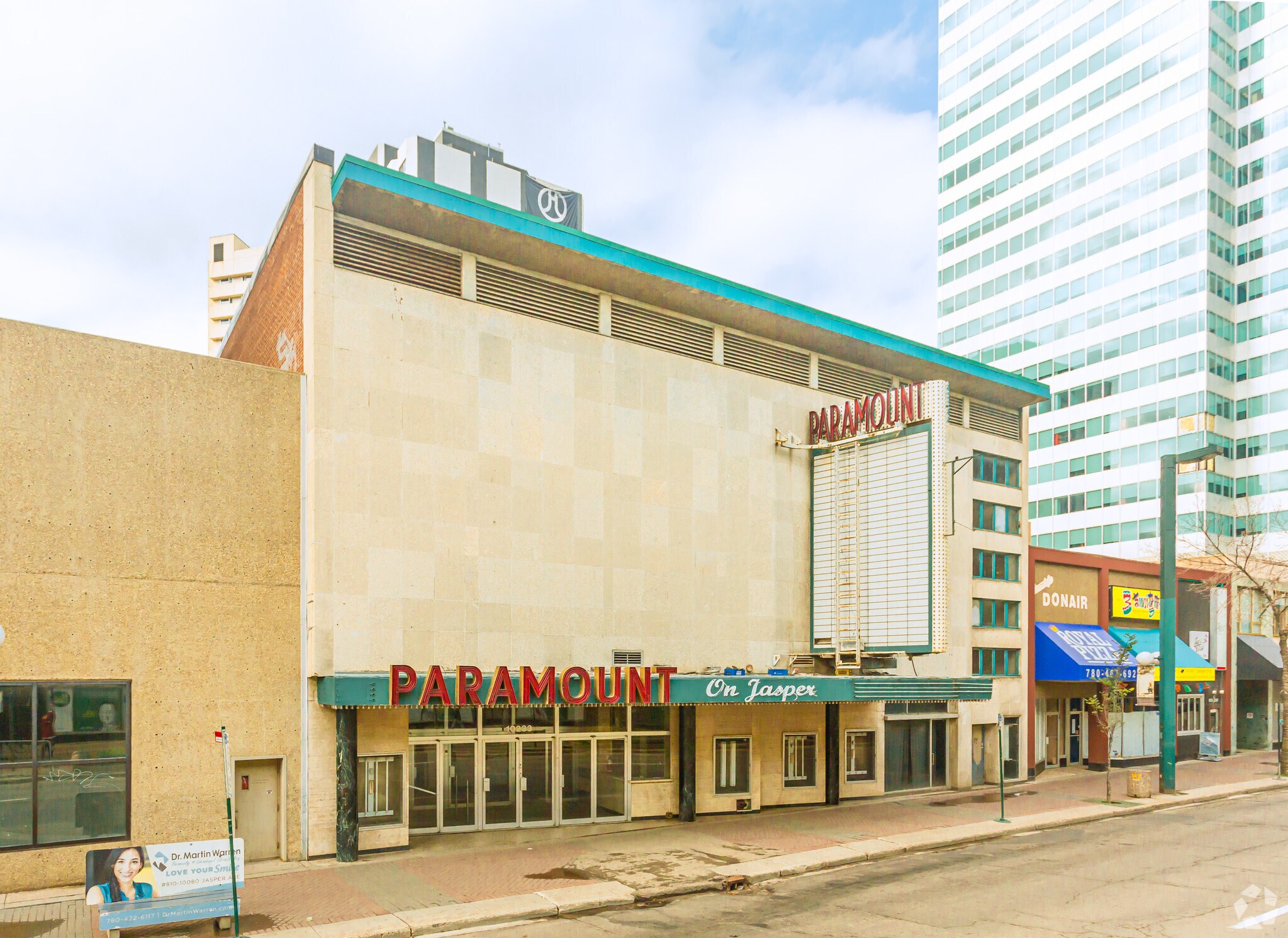 10233 Jasper Ave NW, Edmonton, AB à vendre Photo principale– Image 1 sur 4